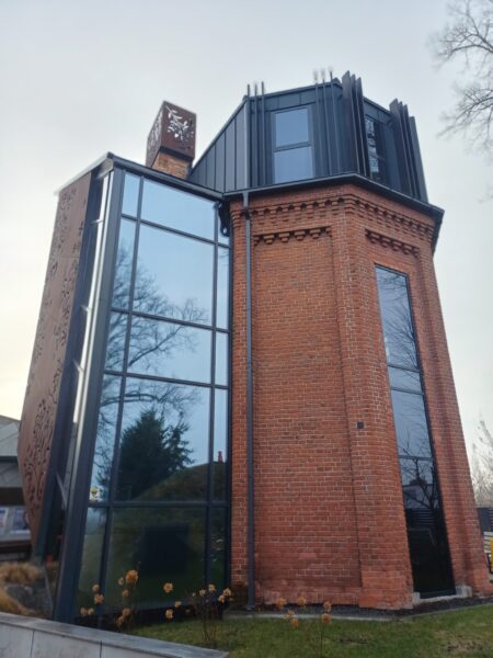 Wieża ciśnień - budynek MGOK Janowiec Wielkopolski