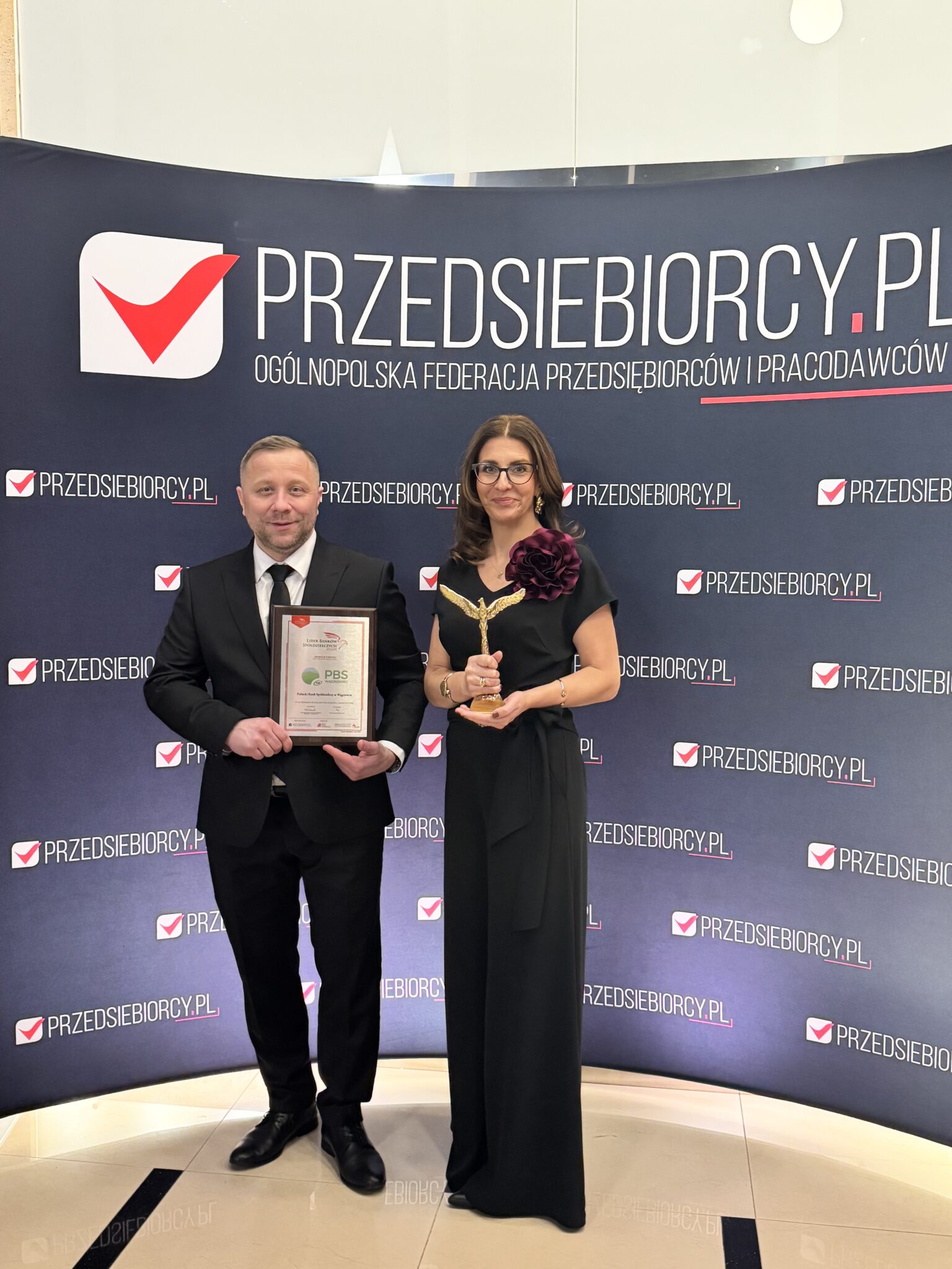 Wielka Gala Przedsiębiorczości 2026 - Pani Prezes z Panem Wiceprezesem ze statuetką orła